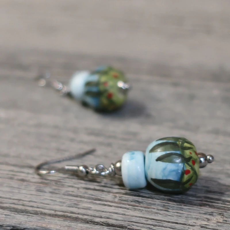 orecchini azzurri in ceramica con paesaggi dipinti a mano artigianato italiano, blue earrings in ceramic with handpainted landscape made in italy