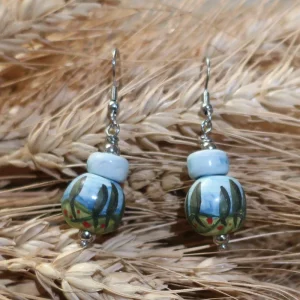 orecchini azzurri in ceramica con paesaggi dipinti a mano artigianato toscana, blue earrings in ceramic with handpainted landscape made in tuscany
