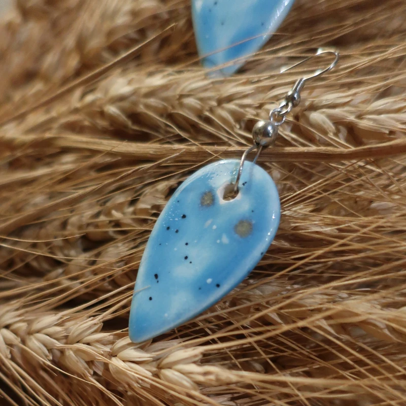 orecchini azzurri in ceramica e acciaio gioielli artigianato toscana, blue pendant earrings in ceramic made in tuscany