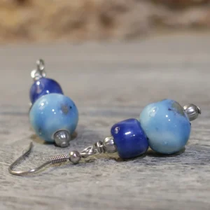 orecchini azzurro e blu in ceramica fatti a mano in toscana, pendant earrings light blue in ceramic made in tuscany