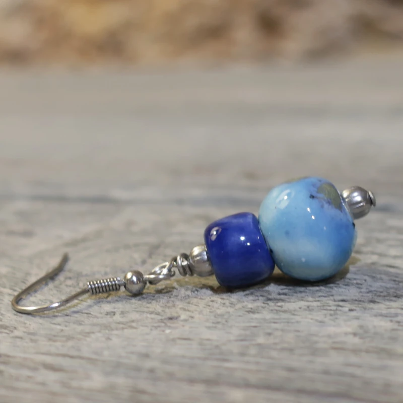 orecchini azzurro e blu in ceramica gioielli artigianato toscana, pendant earrings in pottery made in tuscany