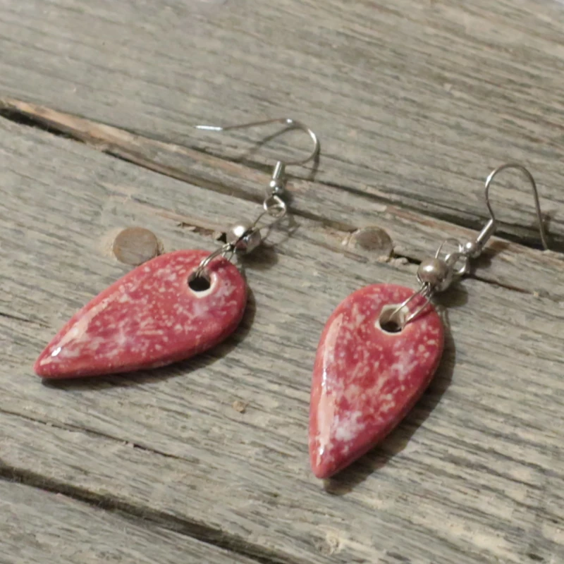 orecchini bordeaux in ceramica e acciaio gioielli artigianato toscana, burgundy pendant earrings in ceramic made in tuscany