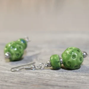 orecchini ceramica verdi a pendente fatti a mano in italia, green pendant earrings in ceramic made in tuscany