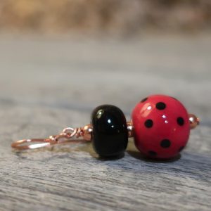 orecchini coccinella portafortuna con perle in ceramica, lucky ladybug ceramic earrings