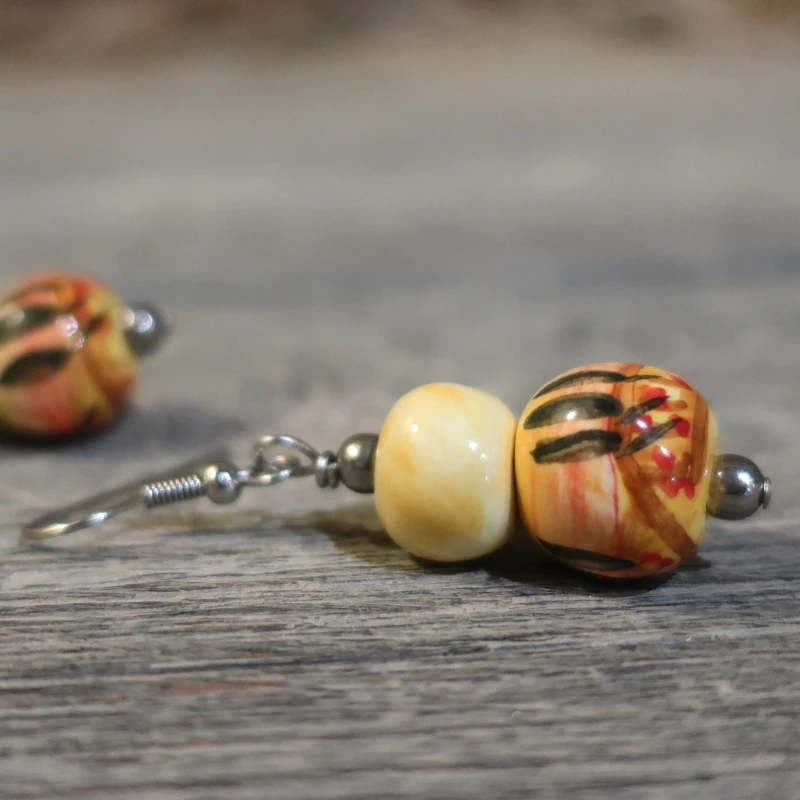 orecchini con paesaggio dipinto a mano ceramica toscana, yellow earrings in pottery with hanpainted tuscany landscape