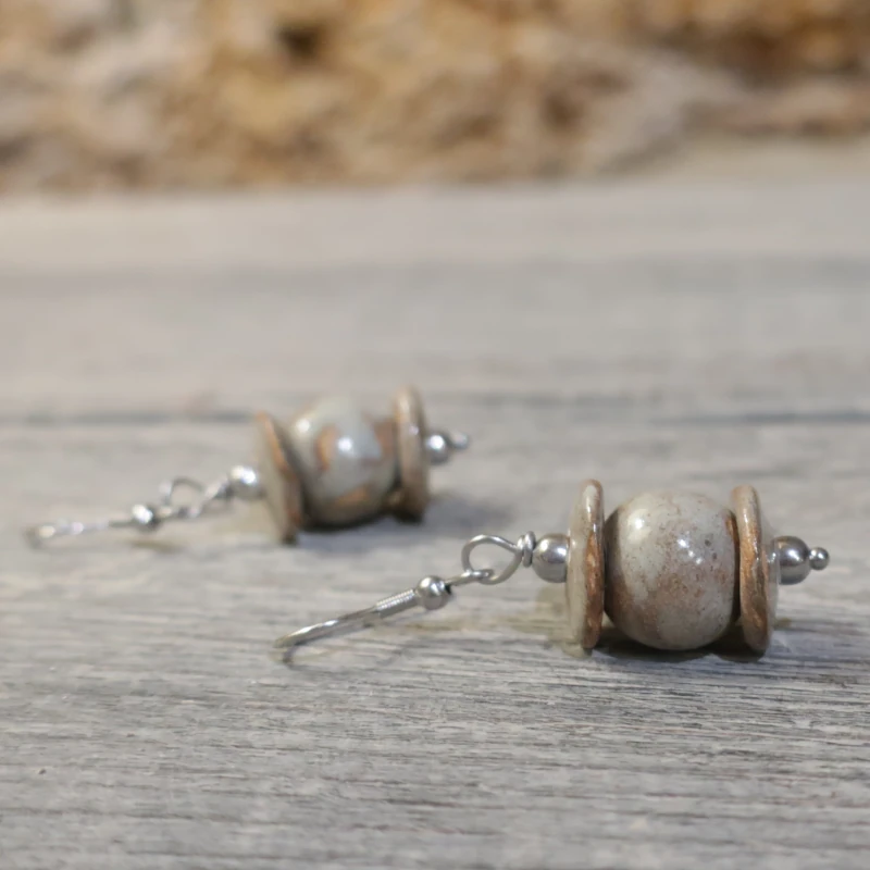 orecchini con perle in ceramica fatti a mano in toscana, pendant earrings with ceramic beads made in tuscany