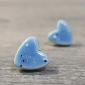orecchini cuore azzurro in ceramica bijoux handmade, blue heart lobe earrings in ceramic
