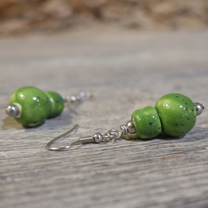 orecchini fatti a mano in ceramica verde gioielli artigianato toscana, green earrings in pottery made in tuscany