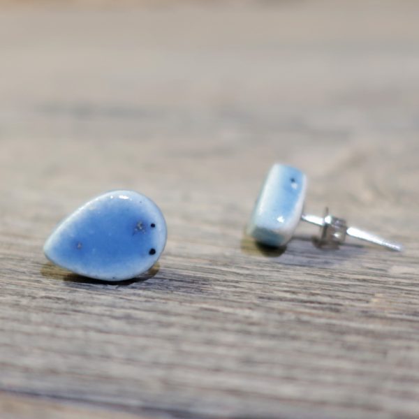 orecchini goccia azzurro in ceramica bijoux handmade, light blue lobe earrings in ceramic