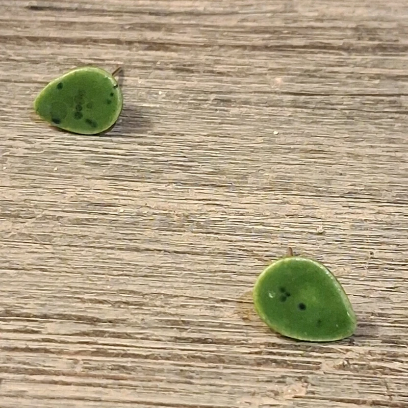orecchini goccia verde a bottoncino bijoux ceramica toscana, green ceramic earrings handmade in tuscany