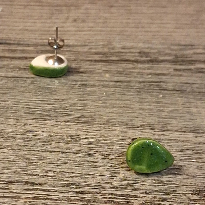 orecchini goccia verde in ceramica bijoux handmade, green lobe earrings in ceramic