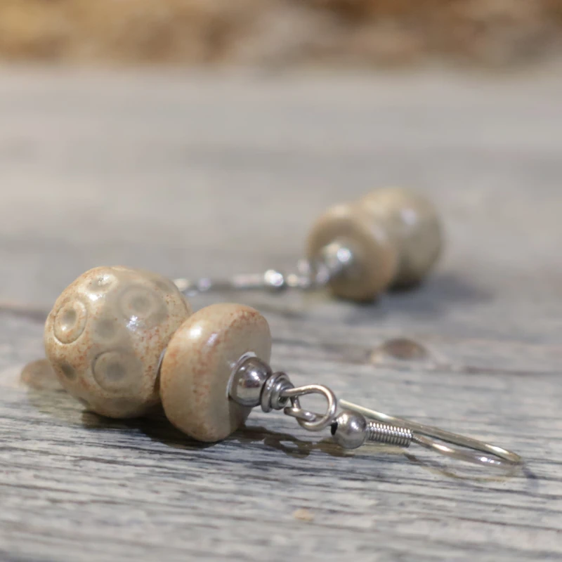 orecchini in ceramica modellati a mano pezzo unico artigianato toscana, handmade in tuscany ceramic pendant earrings