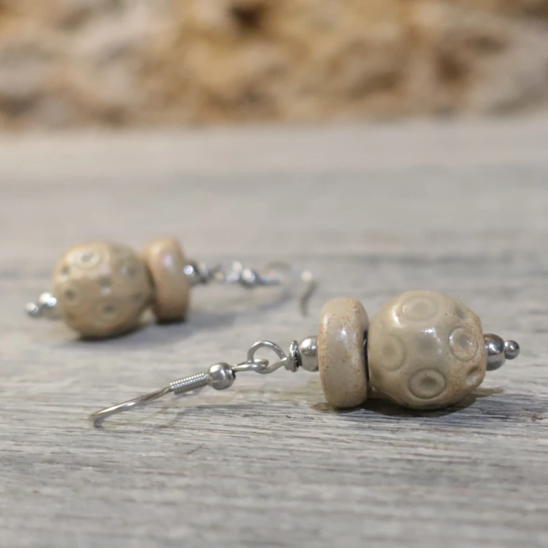 orecchini pendente in ceramica lavorati a mano pezzo unico, pendant earrings in pottery made in tuscany
