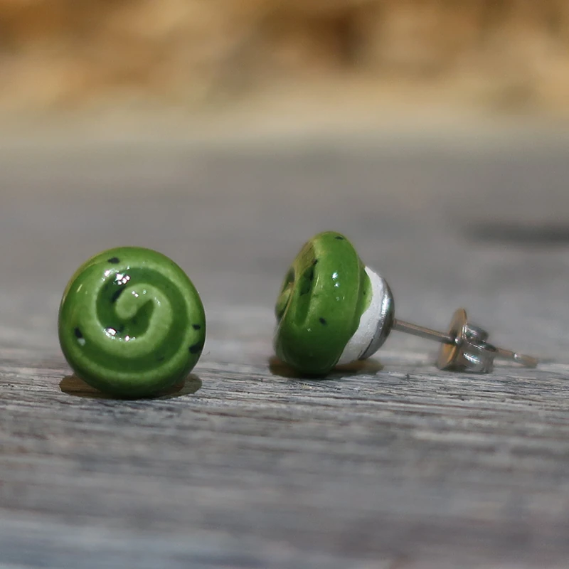 orecchini piccoli con spirale ceramica e acciaio fatti a mano, handmade earrings with spiral ceramic and steel