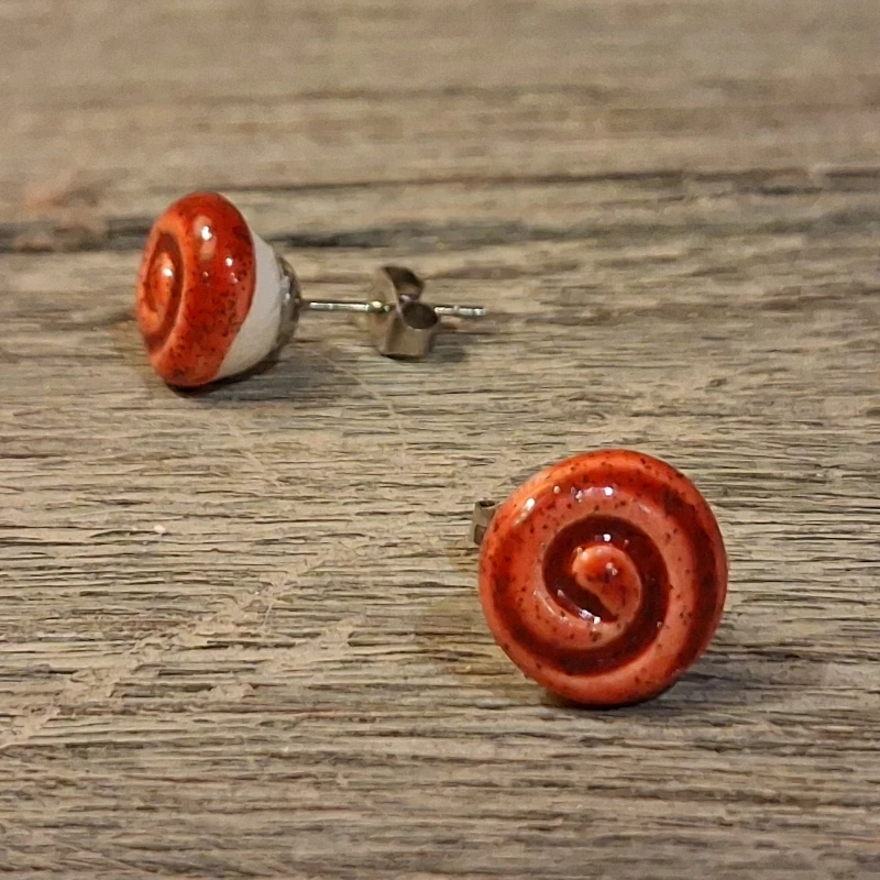 orecchini spirale rosso a bottoncino in ceramica made in tuscany, red lobe earrings in ceramic
