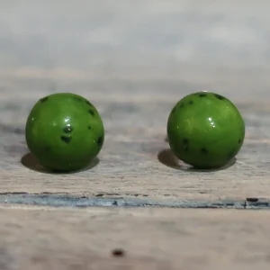 orecchini verdi a bottoncino in ceramica artigianato toscana, green lobe earrings in ceramic made in tuscany