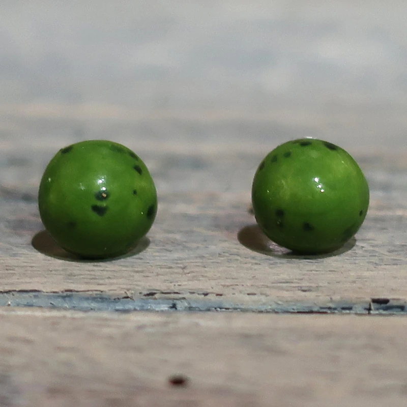 orecchini verdi a bottoncino in ceramica artigianato toscana, green lobe earrings in ceramic made in tuscany