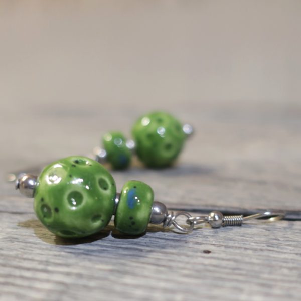 orecchini verdi a pendente in ceramica artigianato italiano, green pendant earrings in ceramic made in tuscany
