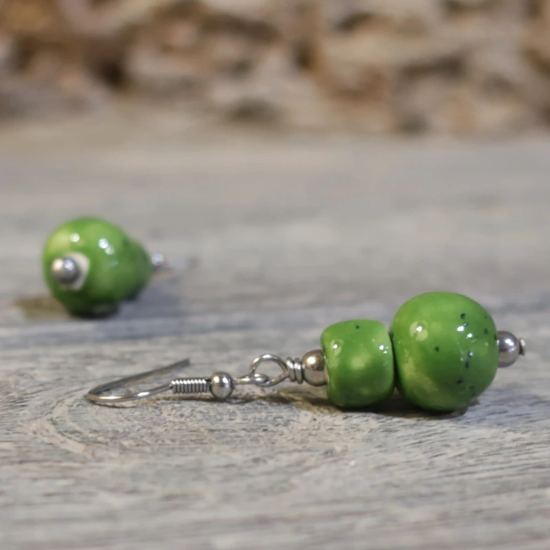 orecchini verdi in ceramica gioielli artigianato, green ceramic earrings hand-made jewelry