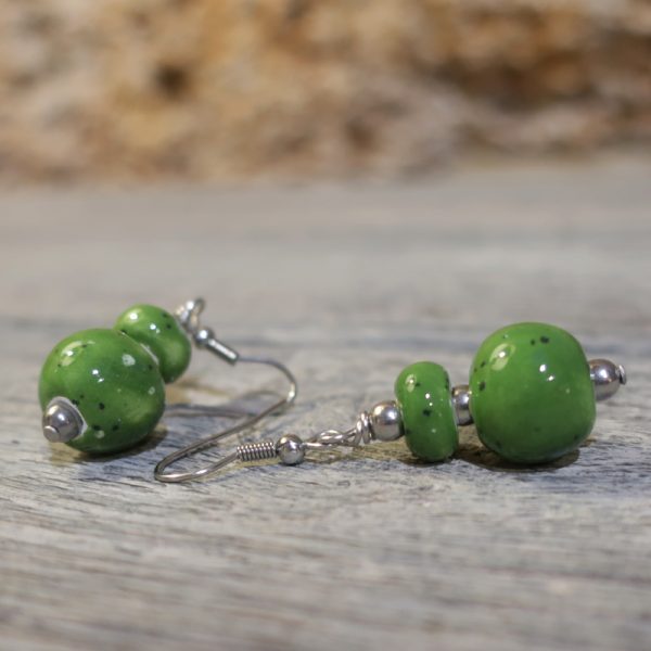 orecchini verdi in ceramica gioielli artigianato toscana, green pendant earrings in ceramic made in tuscany