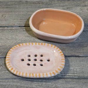 porta saponetta con fori in ceramica beige e terracotta, soap dish in ceramic handmade in tuscany