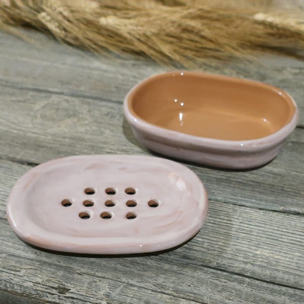 porta saponetta con fori in ceramica beige e terracotta, soap dish in ceramic white on a terracotta background handmade in tuscany