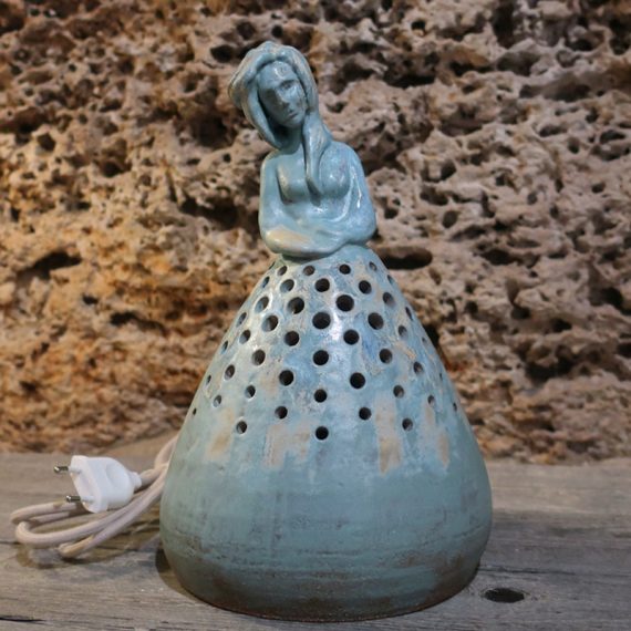 Scultura donna in gres con luce interna, pezzo unico, artigianato artistico Toscana