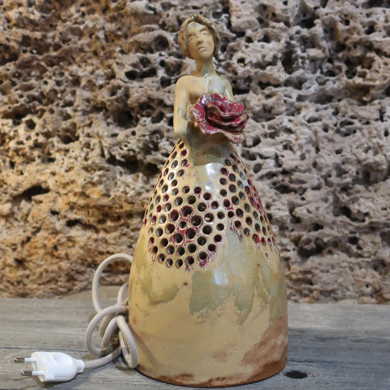 scultura gres donna con fiore con luce made in italy, artistic table lamp handmade in italy