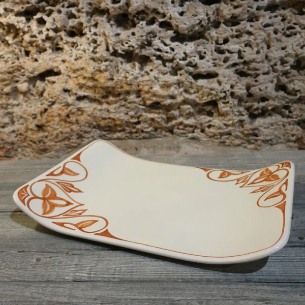 tagliere rettangolare in ceramica dipinto a mano in toscana, burnt sienna squared plate in pottery