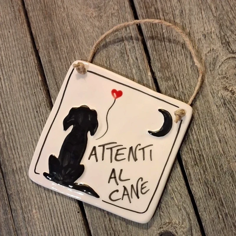 targa attenti al cane in ceramica personalizzata con cuore, ceramic tile with dog handmade in italy