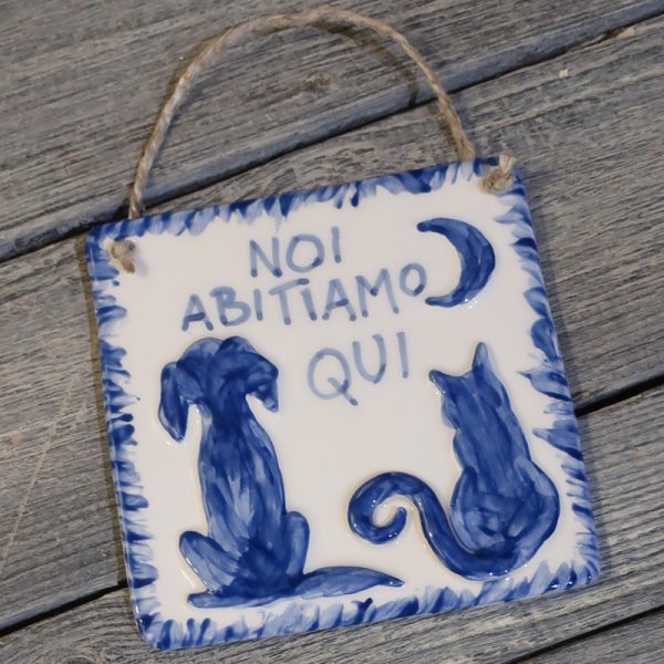 targa in ceramica con cane e gatto fatta e dipinta a mano, ceramic tile with cat and dog handmade in italy