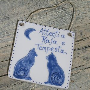 targhetta ceramica attenti ai gatti personalizzata con nome dei gatti, customized ceramic tile with cats for cat lovers