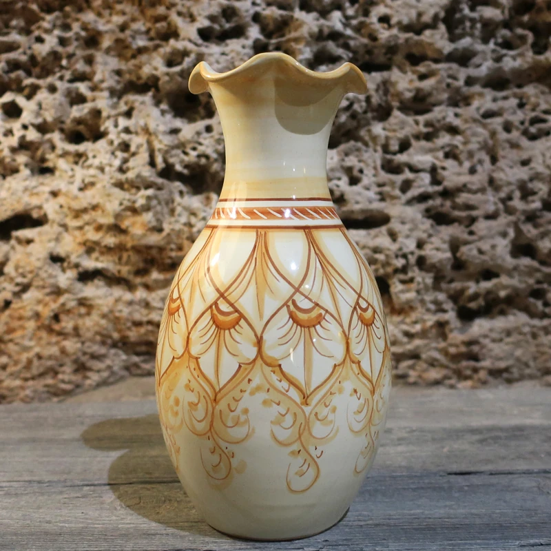 vaso in ceramica dipinto a mano in terra di siena, ceramic vase handpainted burnt sienna color